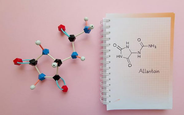 Allantoin_la_chat_gi_tac_dung_thanh_phan_nay_trong_my_pham_duong_da_7068081aaee14475b9ac9a054e5a3bc0