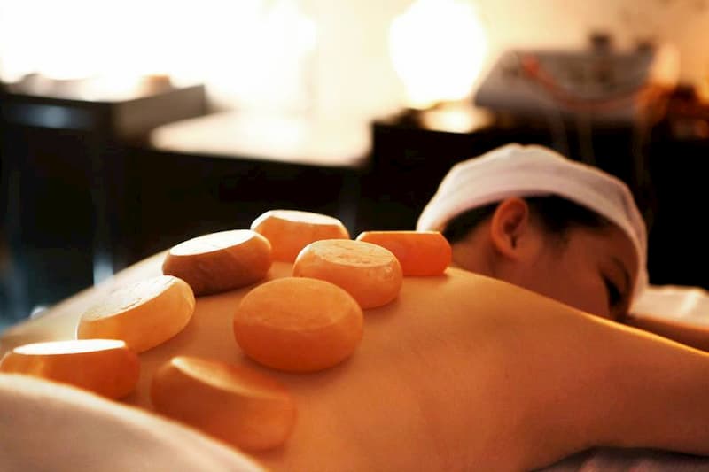 Massage, xông hơi đá muối Himalaya và những hiệu quả bất ngờ