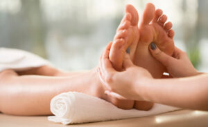 Massage_chan_tri_lieu_la_gi_-_lieu_trinh_massage_foot_da_nang_d0764f8c22ef4f099fcf096bea0bc5b5