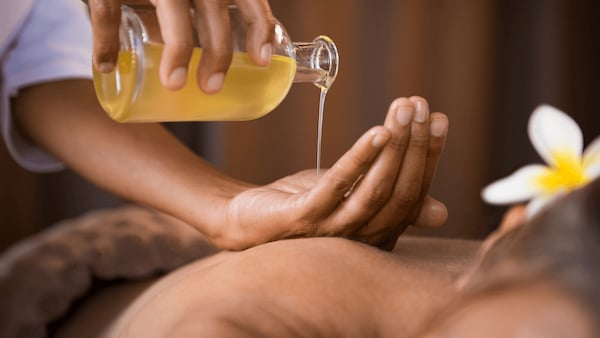 Massage_tinh_dau_8b4e5cb447504f23baf01d7c5029a0b9